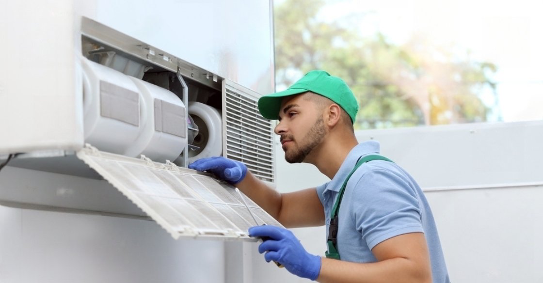técnico revisando un sistema exterior